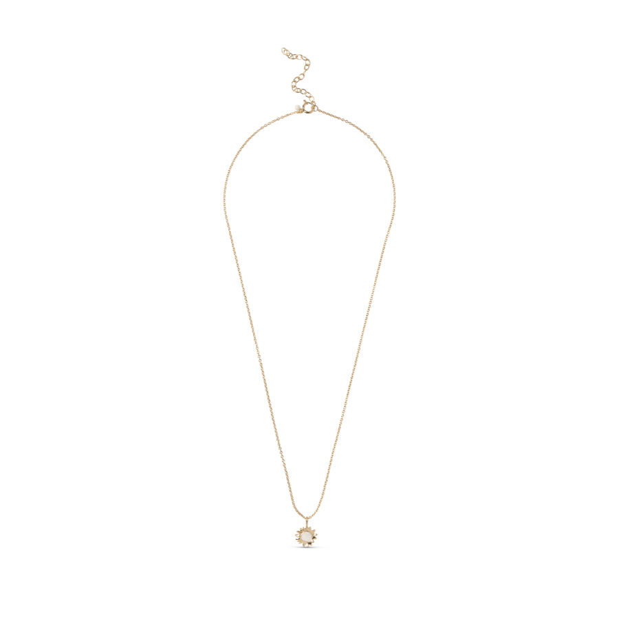 enamel sunshine halsband daisy n136g visar ett fint, gyllene halsband med ett solformat hänge på vit bakgrund. Modell n136g-daisy-1