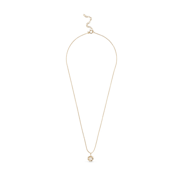 enamel sunshine halsband daisy n136g visar ett fint, gyllene halsband med ett solformat hänge på vit bakgrund. Modell n136g-daisy-1