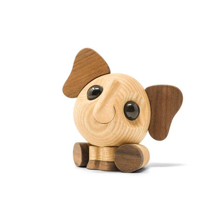 FableWood Flora elefanten, söt elefantfigur i ljust och mörkt trä med stora svarta ögon. Modell 1120-1