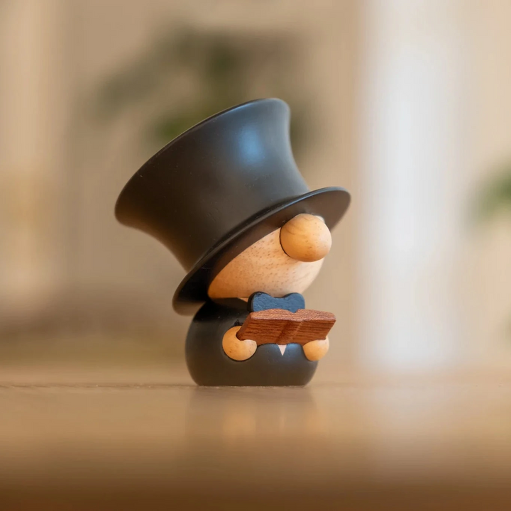 FableWood H.C. Andersen Träfigur med svart hög hatt och bok, stående på bordet, modell 8001-1