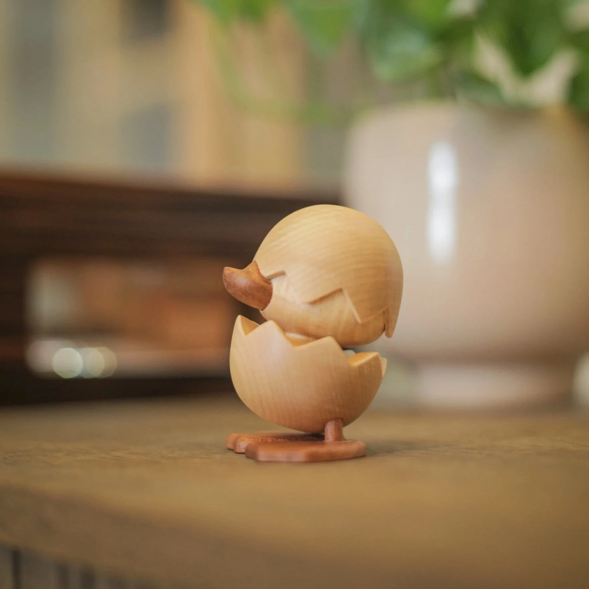 Fablewood HC Andersens Den fula ankungen som snidad träfigur, ljust trä med ljusbrun näbb och fot, modell 8003-1