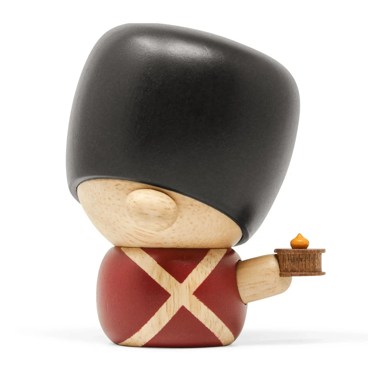 Fablewood HC Andersens Firesuit träfigur i röd uniform, svart hatt och liten detalj i handen, modell 8005-2.