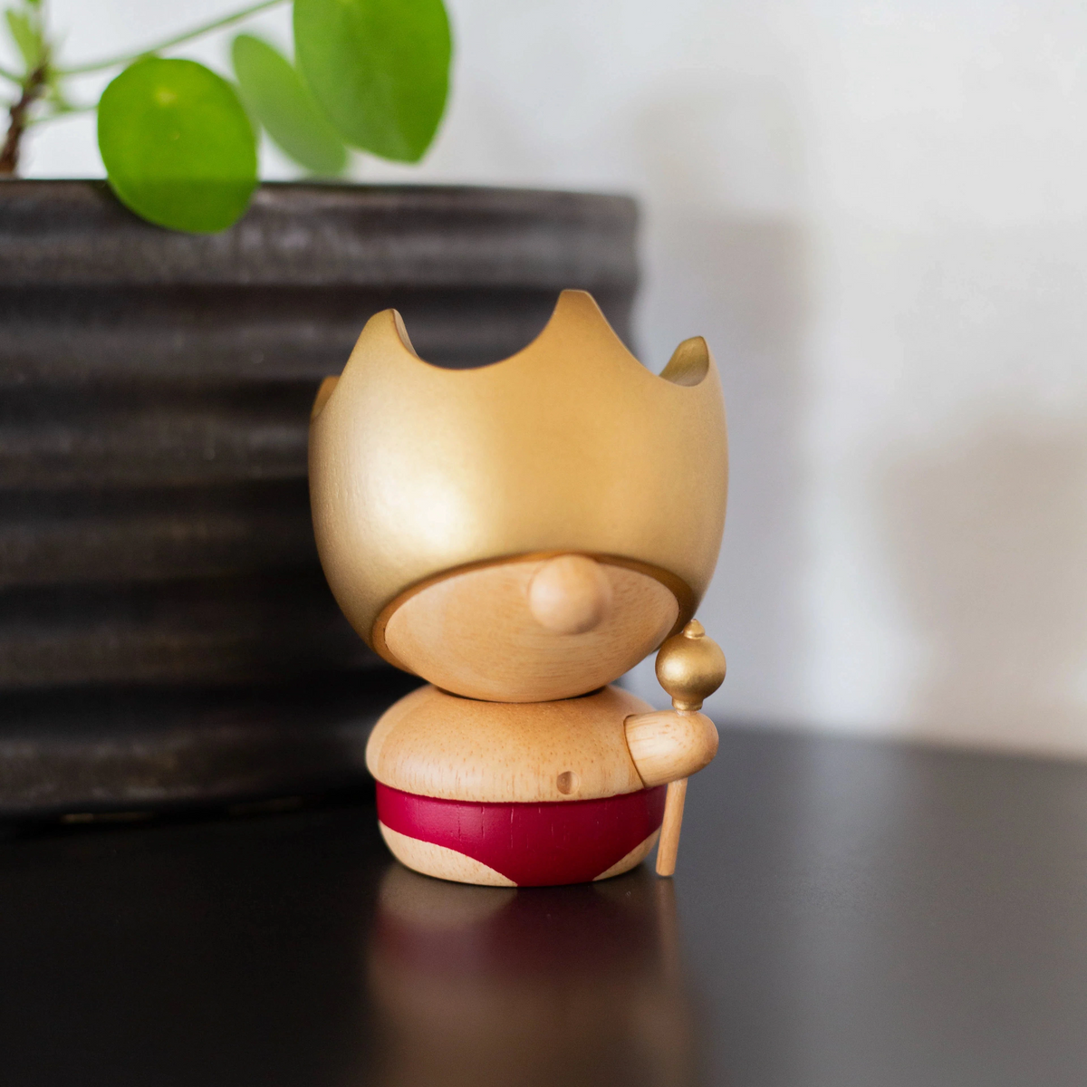 Fablewood H.C. Andersens Kejsarens nya kläder träfigur med gyllene kungakrona och röd detalj. Modell 8004-1