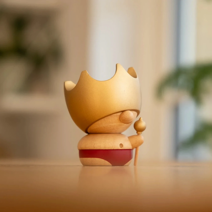 FableWood HC Andersens Kejsarens nya kläder träfigur med krona och röd detalj, modell 8004-2.