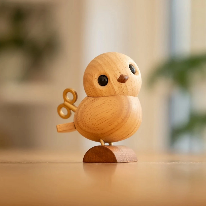 Fablewood HC Andersens näktergal, dekorativ fågelfigur i ljust trä med svarta ögon, modell 8002-1