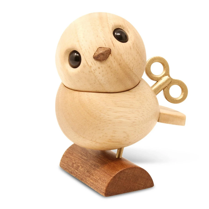 Fablewood HC Andersens Näktergal visar en liten träfågel med en mässingsnyckel och en mörk fot. Modell 8002-2.