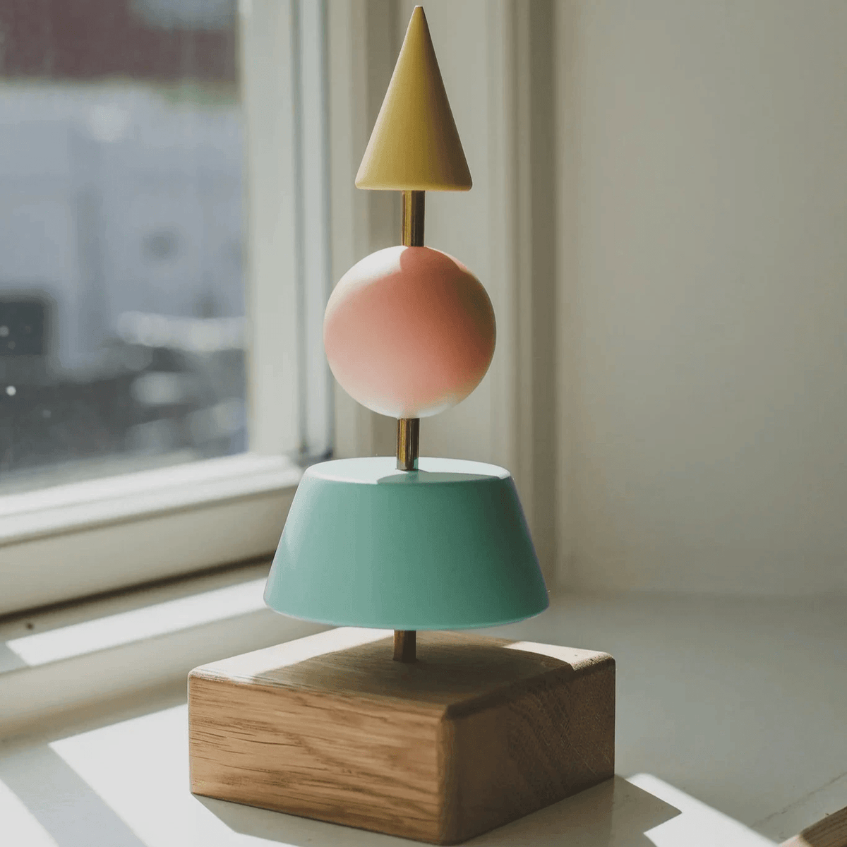 Fablewood Julgran Helga-1213 med geometriska trädformer i gula, gröna och rosa nyanser på ekbas. Modell 1213-1