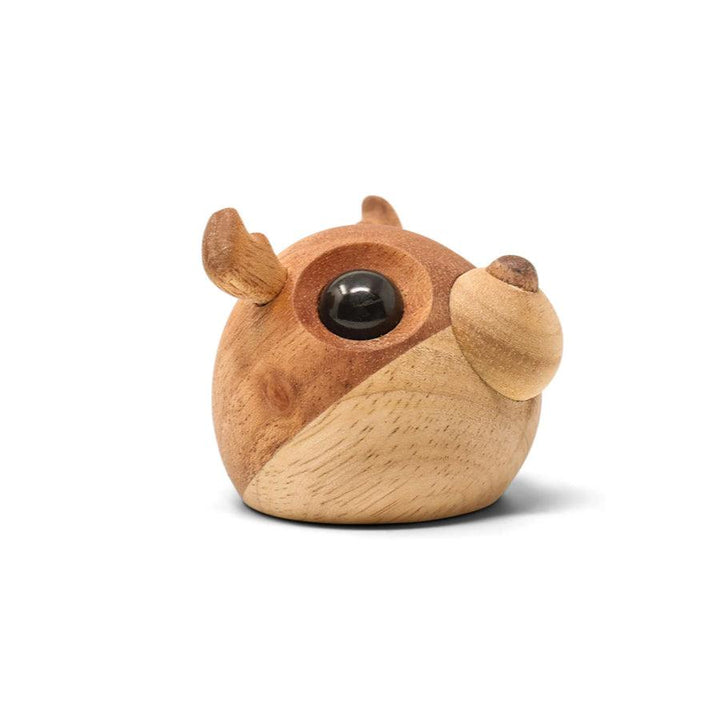 Fablewood Kaj The Little Raindeer, dekorativ figur i ljust och mörkt trä, modell 1125-2.