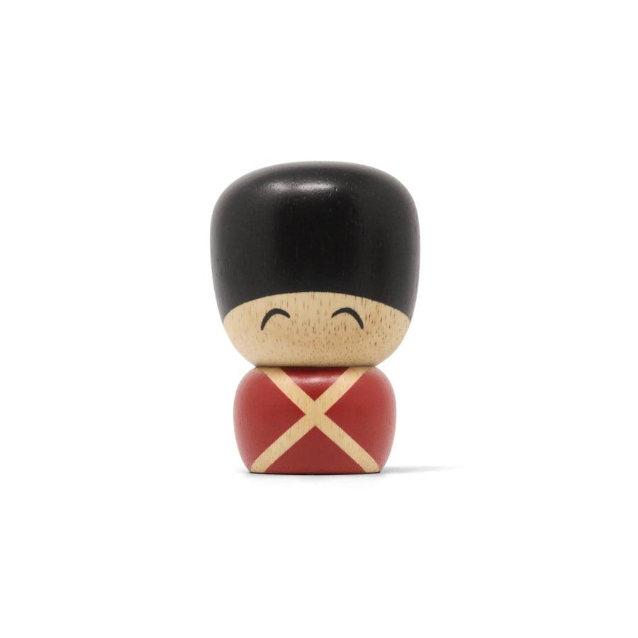 Fablewood Lille Garder Christian, en liten träfigur i röd och svart uniform. Modell 1400-1