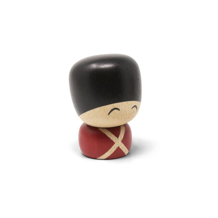 FableWood Little Garder Christian, handgjord Garderfigur i trä med svart huvud och röd kropp. Modell 1400-2