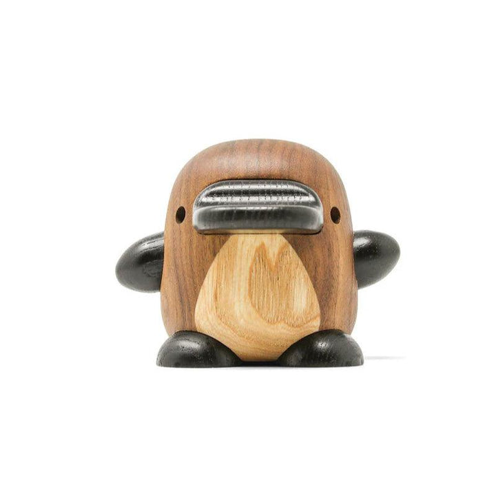 Fablewood Näbbdjuret Perry i trä, söt dekoration i mörkt och ljust trä, utställd på vit bakgrund. Modell 1403-1