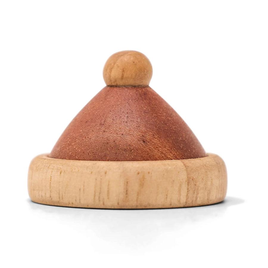 Fablewood Tomteluva i naturträ med röd och ljus brätte, modell 7002-1, sedd framifrån på vit botten.