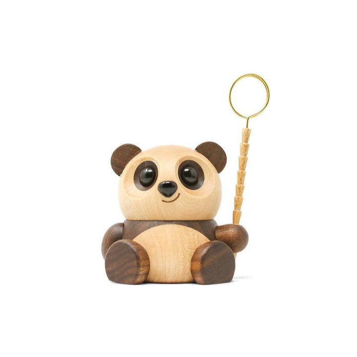 Fablewood Panda Chi Chi sittande i ljust och mörkt trä med en stor ring i tassen, modell 1407-2.