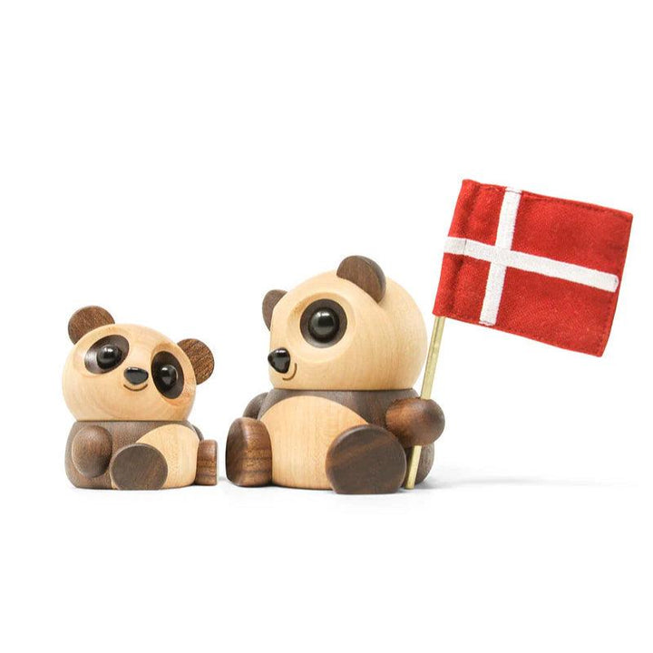 Fablewood Pom Pom Den lilla pandan, två träfigurer i bruna nyanser, en med Dannebrog. Modell 1408-2