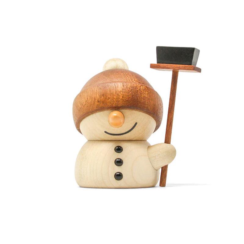 Fablewood Snowman Flurry i ljust trä med brun hatt och kvast, enkel dekorativ figur. Modell 1405-1
