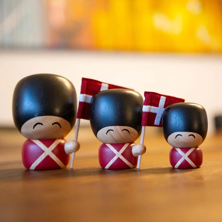 Fablewood Stor Garder Henrik visar en stor träfigur av en garder med svart hatt och dansk flagga, modell 1402-2.