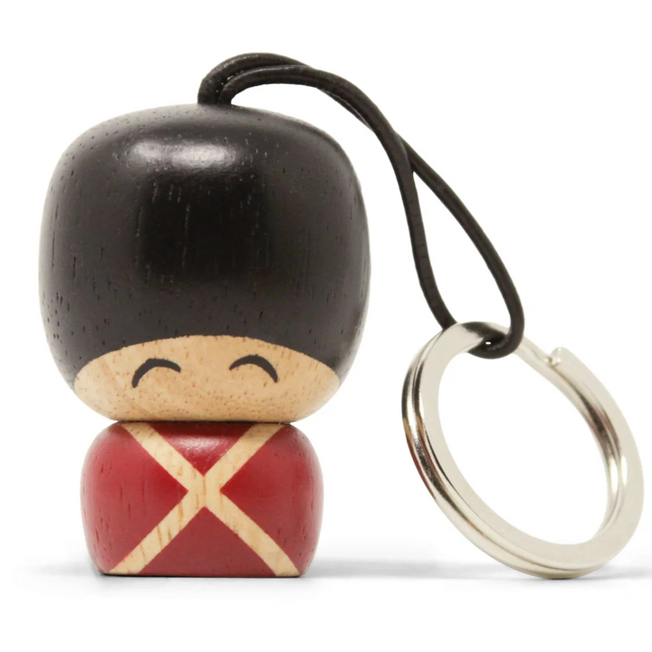Fablewood Vincent Den Lille Garder Nyckelring i målat trä, röd och svart figur med nyckelring, modell 1409-1.
