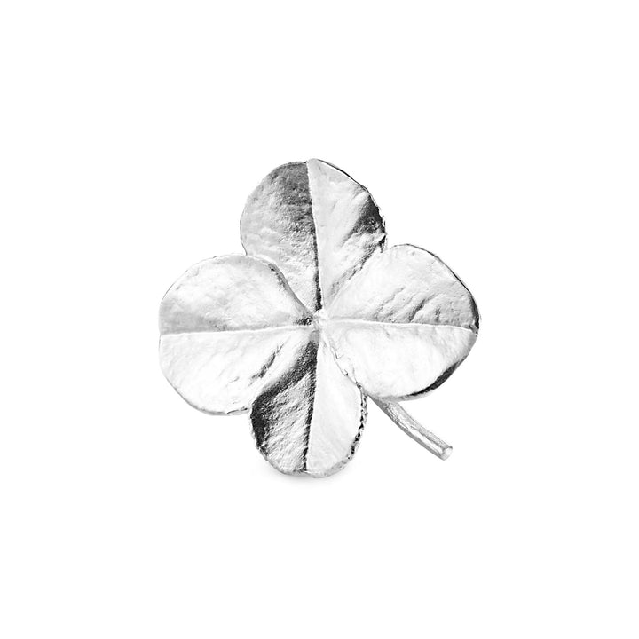 Flora Danica Fyrklöverbrosch Silver visar en detaljerad fyrklöverbrosch i ljust silver. Modell 907-flc-bro-s