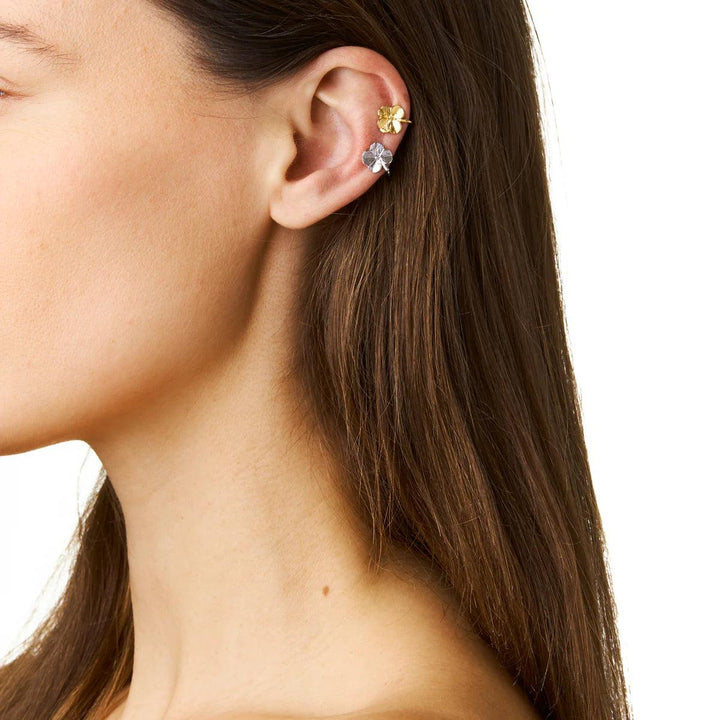 Flora Danica Fyrklöver Guldpläterad Earcuff ser elegant ut på örat, guldfärgad klöverdesign. Modell 907-FLC-EACU-G