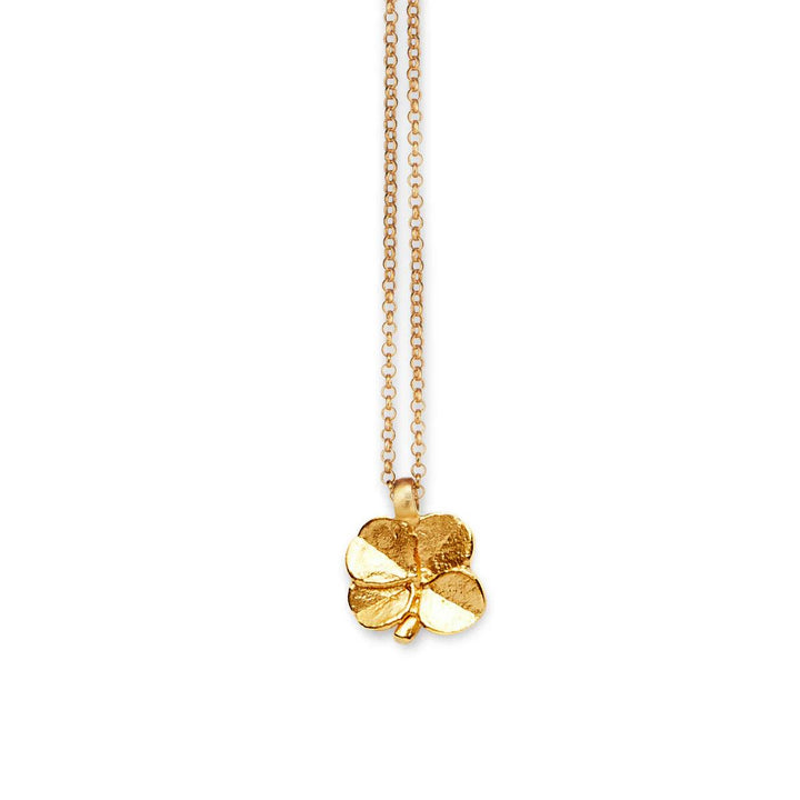 Flora Danica Clover Necklace 18kt guld visar en närbild av ett guldhalsband med ett klöverhänge. Modell FLC-NE-18K-G-1.