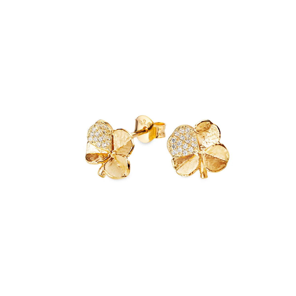 Flora Danica Four Leaf Clover Earrings Pave Gilded visar ett par guldfärgade fyrklöverörhängen med gnistrande stenar, modell 907-FLC-STPC-G-PAVE-1.