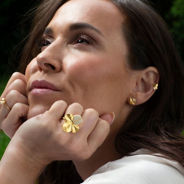 Flora Danica Fyrklöver örhängen Pavé guldpläterade visas på kvinnors eleganta gyllene fyrklöverörhängen. Model907-flc-stpc-g-pave-2