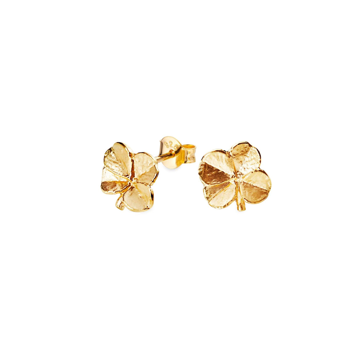 Flora Danica Four Leaf Clover Studs Silver Pläterad visar en uppsättning glänsande, gyllene fyrklöverörhängen. Modell 907-flc-stpc-g-1