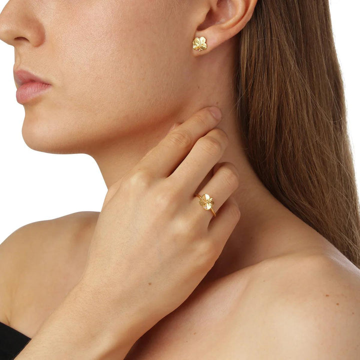 Flora Danica Clover Ring 18kt guld m. Diamant visas på ena sidan, elegant klöverdesign. Modell flc-ri-18k-g-52-2