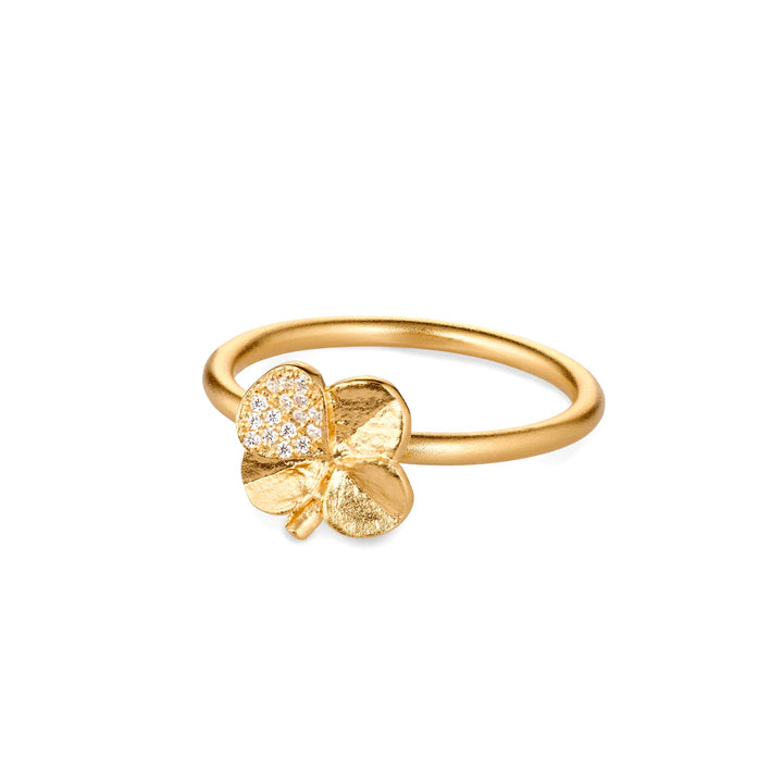 Flora Danica Klöverring Pavé Gilded visar en elegant guldpläterad ring med klövermotiv och små gnistrande stenar. Modell 907-flc-ri-g-pave-001.