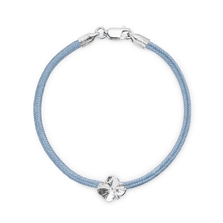 Flora Danica Fyrklöver sidenarmband med blå sidensnöre och silver fyrklöverdetalj, modell 907-FLC-SILK-BLÅ-S-001-1.
