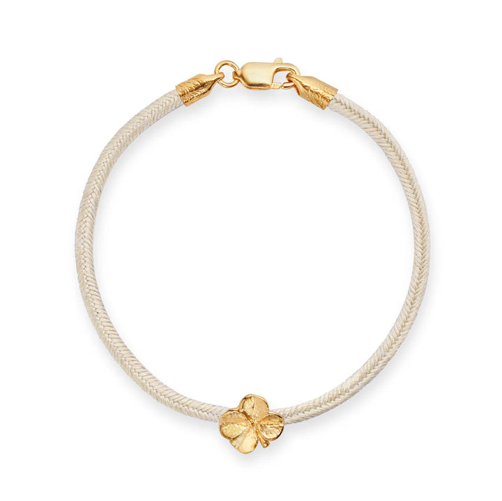 Flora Danica Fyrklöver sidenarmband Champagne med guldpläterat klöverhänge och stängning, modell 907-flc-silke-champagne-g-001-1