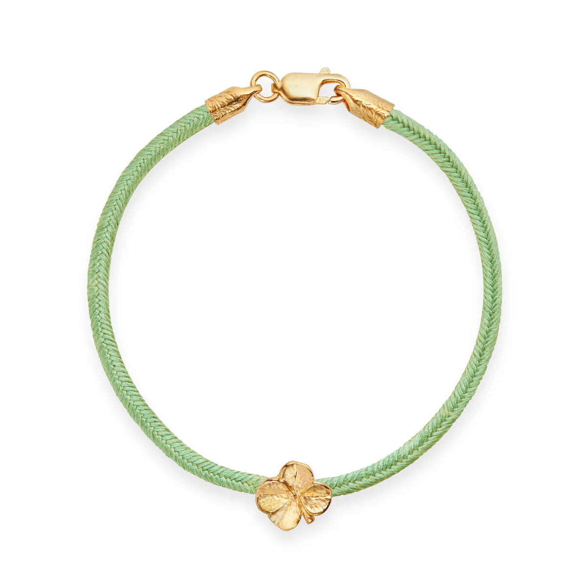 Flora Danica Clover Silk Armband Light Green Gilt visar ett elegant ljusgrönt sidenarmband med förgylld klöverdetalj och lås. Modell 907-flc-silk-lightgreen-g-001-1