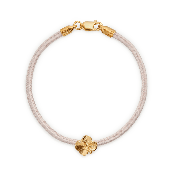 Flora Danica Fyrklöver Sidenarmband Rosa Guldpläterat, ljust sidenarmband med fyrklöverdetalj i guld. Modell 907-FLC-SILK-ROSE-G-001-1.