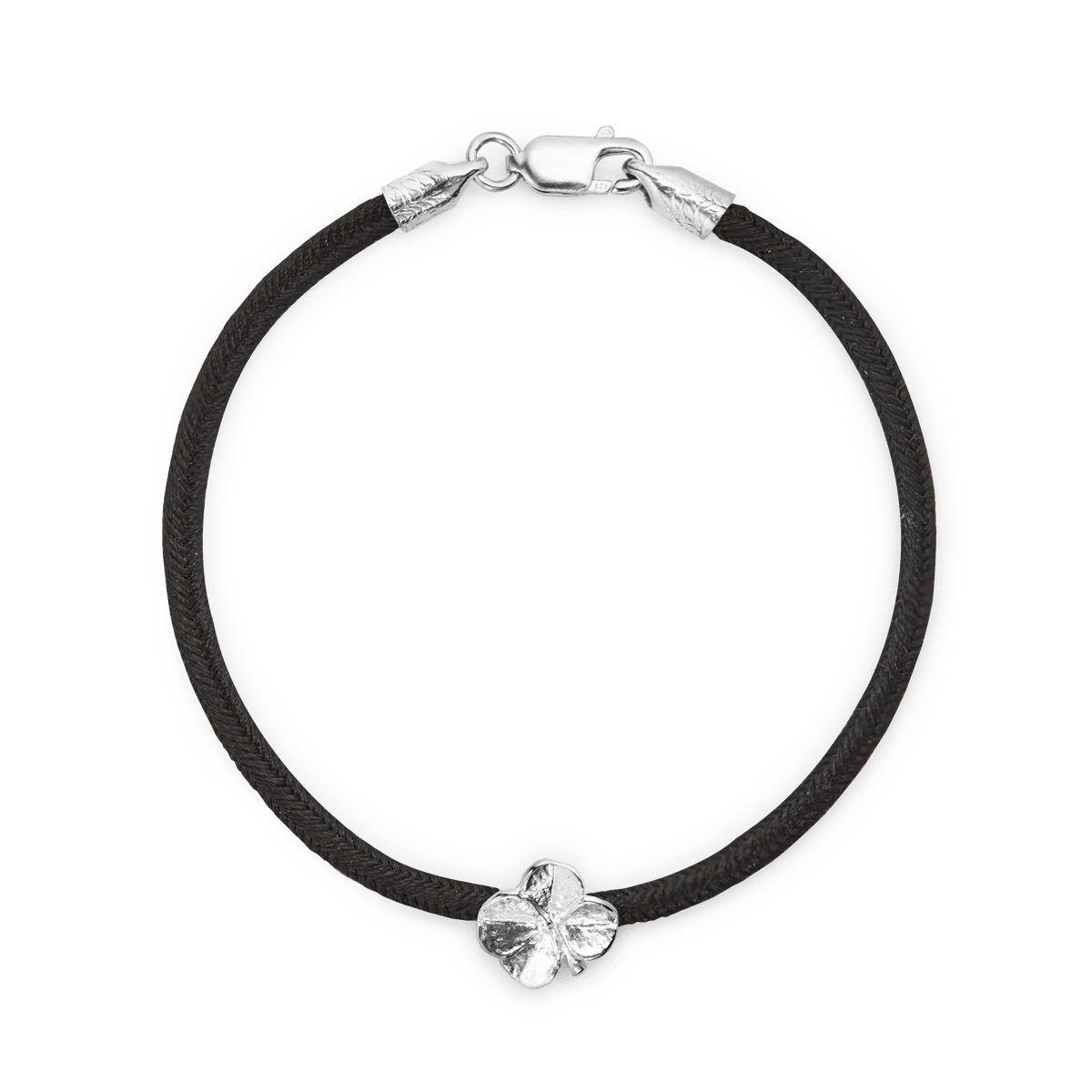 Flora Danica Fyrklöver Silk Armband Svart Silver med svart sidensnöre och silver fyrklöverdetalj. Modell 907-flc-silke-svart-s-001-1