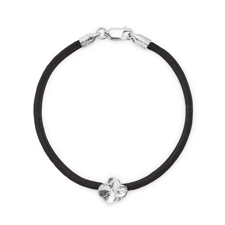 Flora Danica Fyrklöver Silk Armband Svart Silver med svart sidensnöre och silver fyrklöverdetalj. Modell 907-flc-silke-svart-s-001-1