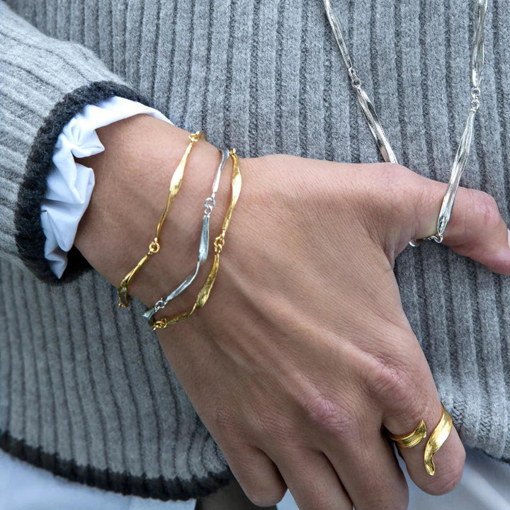 Flora Danica Gräsarmband Guldpläterat, elegant armband i guld- och silverlook på handleden. Modell 907-GR-BRLO-G-2.