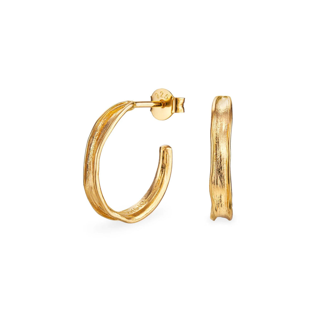 Flora Danica Grass Hoops Silver Guldpläterade, runda texturerade örhängen i gyllene metall på vit bakgrund. Modell 907-GR-HOPC-G-1