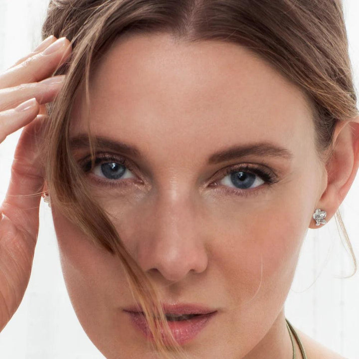 Flora Danica Medium Förgätmigej-örhängen i silver visas på modell, elegant detalj, Modell 907-FMN-STPC-MEDIUM-S.