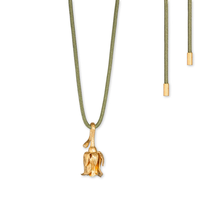 Flora Danica Rose med sidenhalsband, detaljerad guldblomma på grön sidensnöre. Modell 907-ros-silkne-g-1