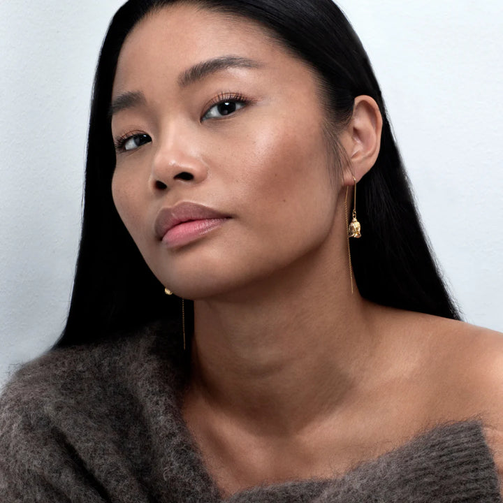 Flora Danica Rose örhängen guldpläterade visade bärs av modell, elegant design i guld, modell 42728-45-28