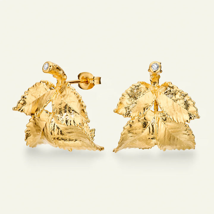 Flora Danica Rose leaf Hoops med diamanter i guldpläterad design, lövmönster och briljant upptill. Modell ROS-HOPC-G-1