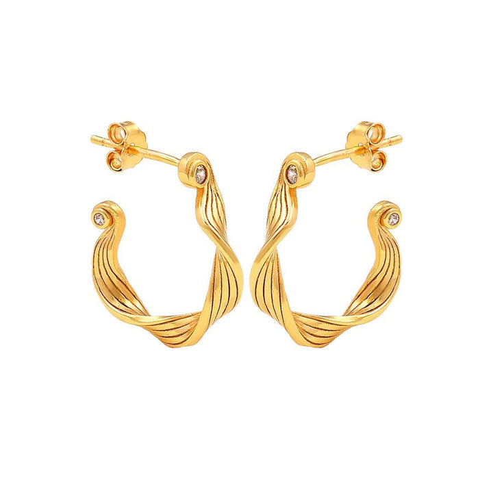 Hultquist Copenhagen Audrey guldpläterade ringar med vriden design och små klara stenar. Modell S08601G-1