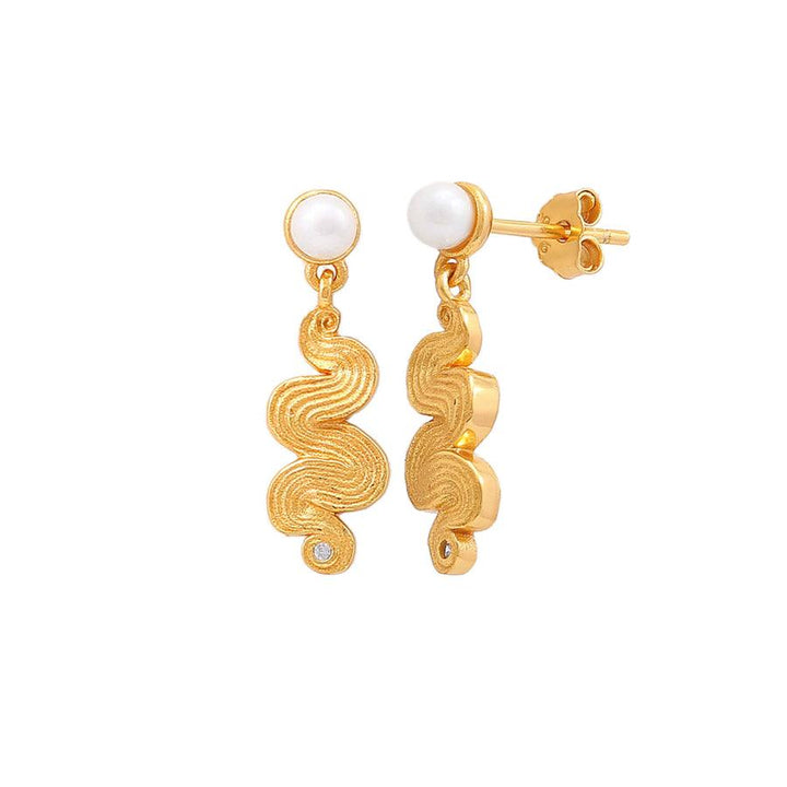 Hultquist Copenhagen Audrey Pearl guldpläterade örhängen med vit pärla och vågig struktur, modell S08586G-1