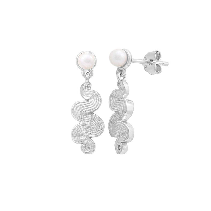 Hultquist Copenhagen Audrey Pearl Silverörhängen med vågig silverdesign och vit pärla. Modell S08586S.