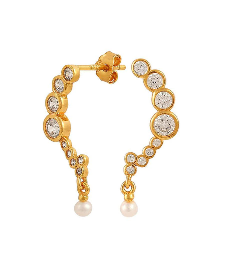 Hultquist copenhagen Harper guldpläterade örhängen har böjda bågar med klara stenar och guldliknande pärlhängen. Modell S08604G-2