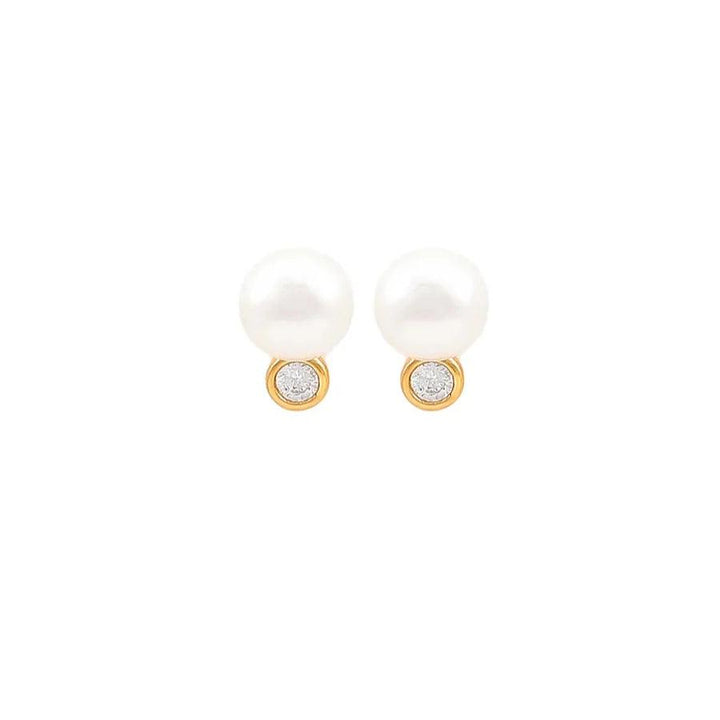 Hultquist Copenhagen Harper Pearl guldpläterade örhängen som visas framifrån med vit pärla och liten klar sten. Modell S08605G-2