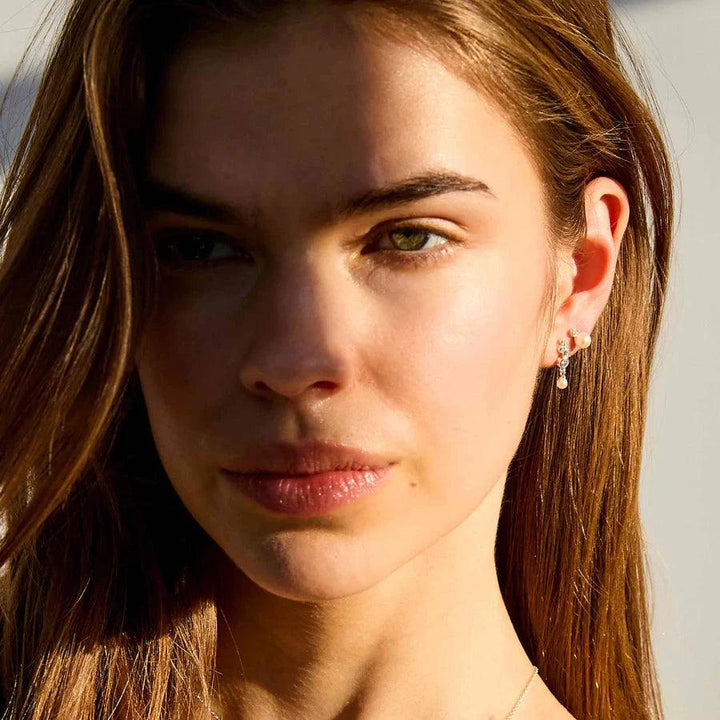 Hultquist Copenhagen Harper Pearl Silver örhängen som visas bärs av modellen i solljus, modell S08605S