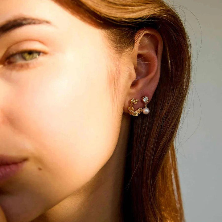 Hultquist Copenhagen Harper Petite guldpläterade örhängen visas på öra, guld och pärla, modell S08589G-2