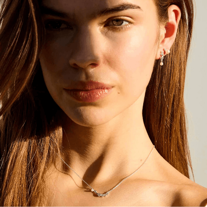 Hultquist Copenhagen Harper silverhalsband med zirkoner som bärs av kvinna, modell 1S08606S-2.