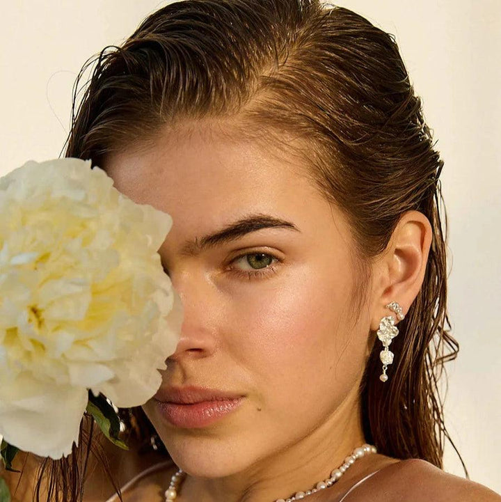 Hultquist Copenhagen Lainey Grande silverörhängen, bärs av modellen med blött hår och blomma. Modell S08609S-2